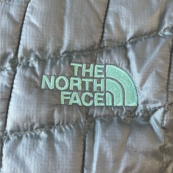 The North Face Thermoball Women's Quilted Gray Puffer Jacket - Picture 4 of 8